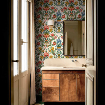 Tapet floral cu model damasc într-o baie elegantă