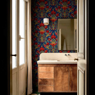 Tapet damasc cu flori roșii într-o baie vintage