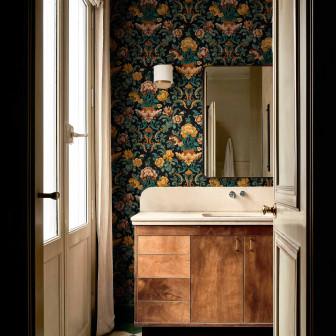 Tapet floral damasc pe fond negru într-o baie elegantă