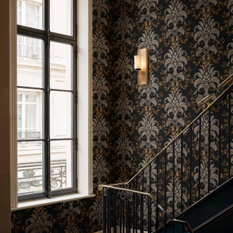 Tapet damasc francez negru și auriu într-un interior clasic