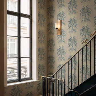 Tapet cu model damasc franțuzesc în nuanțe de safir într-un interior elegant.