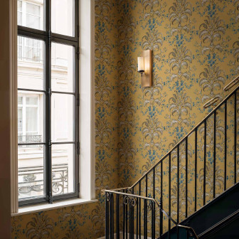 Tapet damasc muștar într-un interior elegant