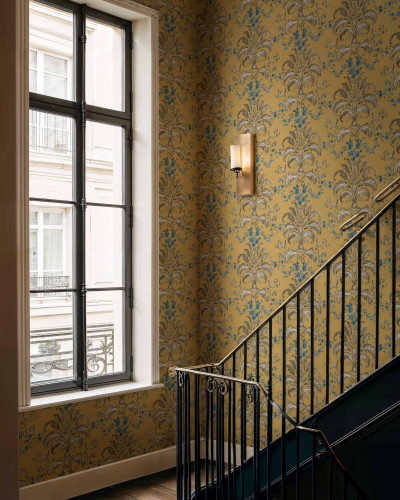 Tapet damasc muștar într-un interior elegant