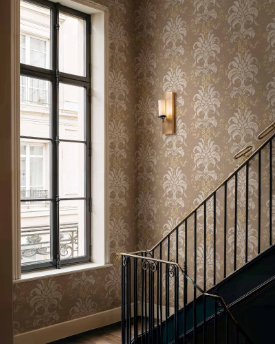 Tapet cu model damasc intr-un interior elegant