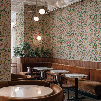 Tapet damasc cu model floral într-un interior elegant de restaurant