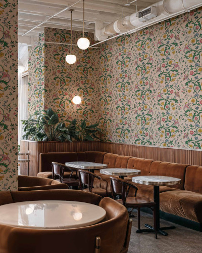 Tapet damasc cu model floral într-un interior elegant de restaurant