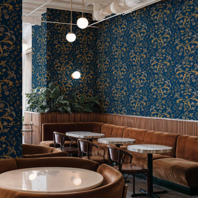 Tapet damasc safir într-un interior elegant
