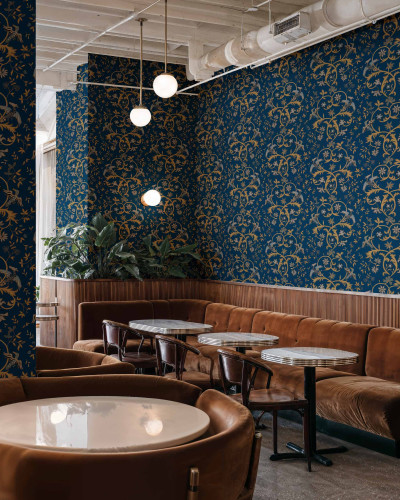 Tapet damasc safir într-un interior elegant
