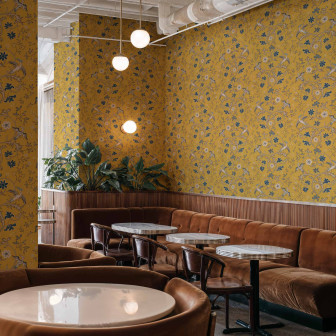 Tapet cu model damasc muștar într-un interior elegant