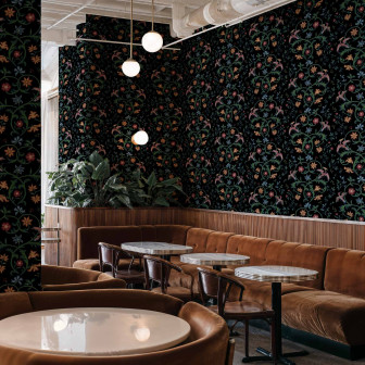 Tapet floral elegant pe fundal negru