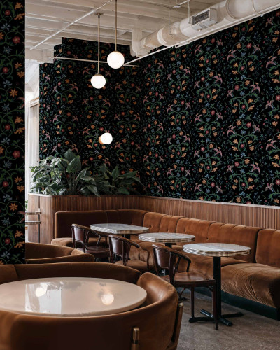 Tapet floral elegant pe fundal negru