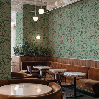 Tapet damasc verde salvie într-un interior elegant