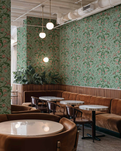 Tapet damasc verde salvie într-un interior elegant