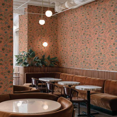 Tapet damasc piersică într-un interior elegant de restaurant