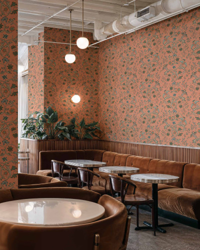 Tapet damasc piersică într-un interior elegant de restaurant