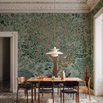 Tapet cu copac și design botanic într-o sufragerie elegantă
