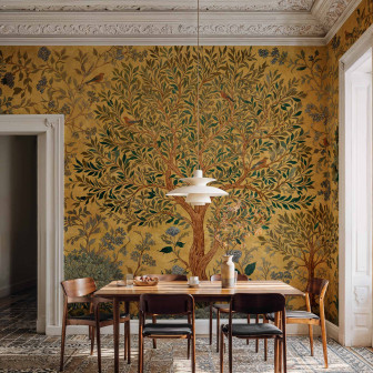 Tapet cu copac stilizat pe fundal muștar într-o sufragerie