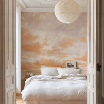 Tapet cu nori cumulus în nuanțe corai într-un dormitor luminos