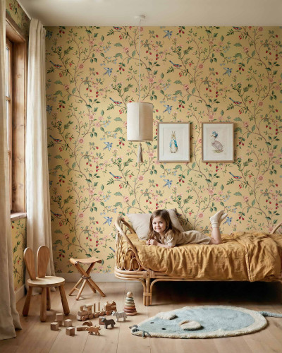 Tapet cu model bucolic, flori, fructe de padure si pasari pe fundal galben-crem