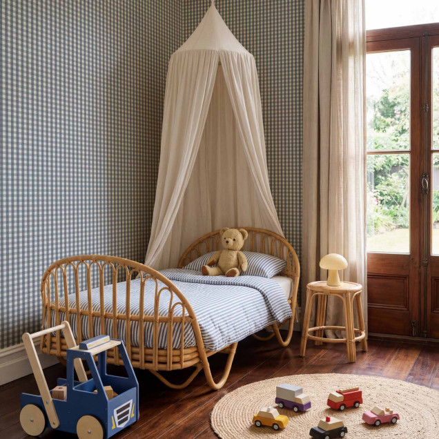 Tapet cu model vichy indigo în camera unui copil