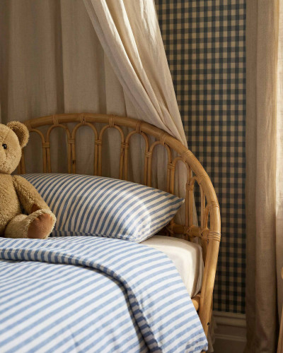 Tapet cu model vichy indigo în camera unui copil