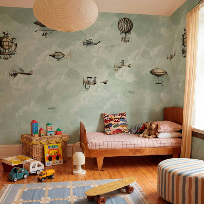 Tapet cu baloane cu aer cald și avioane vintage în nuanțe mint, decorând o cameră de copil.