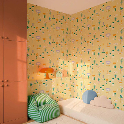 Tapet galben cu model floral colorat, înfățișând flori stilizate, picături de ploaie și elemente geometrice, într-o cameră amenajată pentru copii.