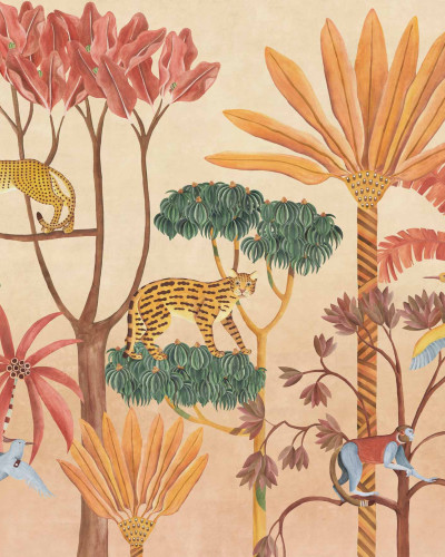 Copil citind pe o canapea în fața unui tapet cu design de junglă, cu feline și plante tropicale.