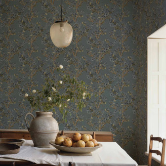 Tapet cu model floral elegant într-o sufragerie amenajată