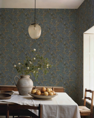 Tapet cu model floral elegant într-o sufragerie amenajată