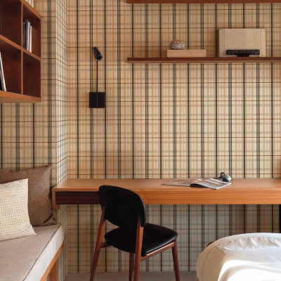 Tapet cu design în carouri negre într-o cameră decorată