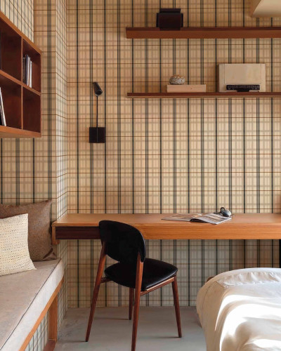 Tapet cu design în carouri negre într-o cameră decorată