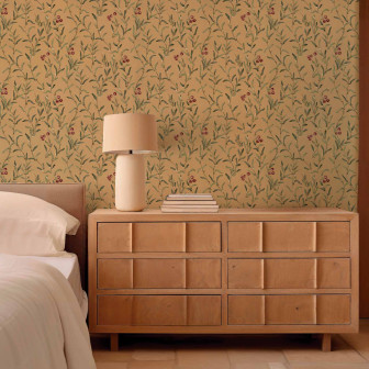 Tapet cu model de frunze și fructe de păducel într-un decor de interior.