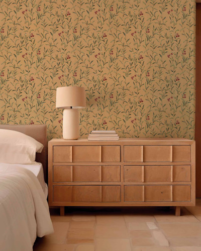 Tapet cu model de frunze și fructe de păducel într-un decor de interior.