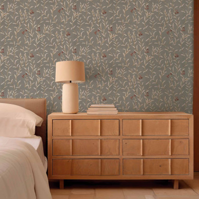Tapet elegant cu model floral argintiu într-un dormitor.