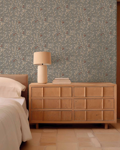 Tapet elegant cu model floral argintiu într-un dormitor.