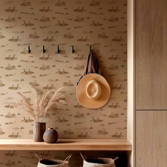 Tapet cu model delicat de rațe într-un interior rustic