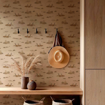 Tapet cu model delicat de rațe într-un interior rustic