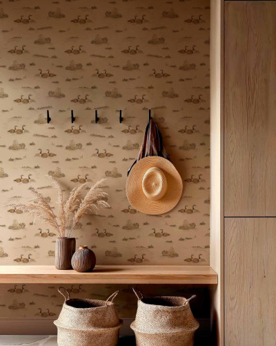 Tapet cu model delicat de rațe într-un interior rustic
