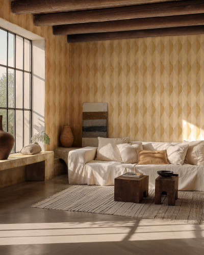 Tapet cu model geometric in nuante de ocru, prezentat intr-un living