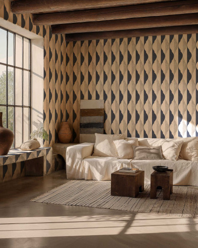Tapet cu model geometric abstract in nuante de bej si gri inchis, aplicat pe peretele unui living modern.