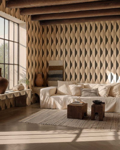 Tapet cu model geometric în nuanțe de bej, maro și gri, integrat într-un living modern
