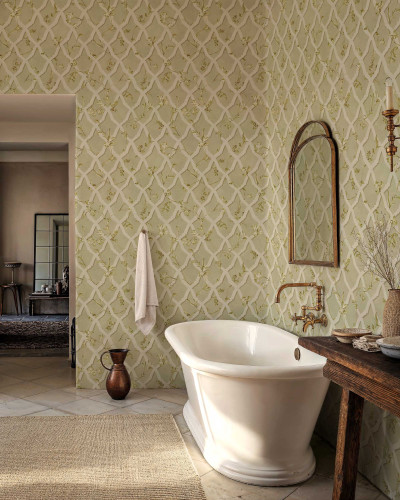 Tapet cu model floral discret in tonuri de celadon pe peretele unei bai cu cada freestanding