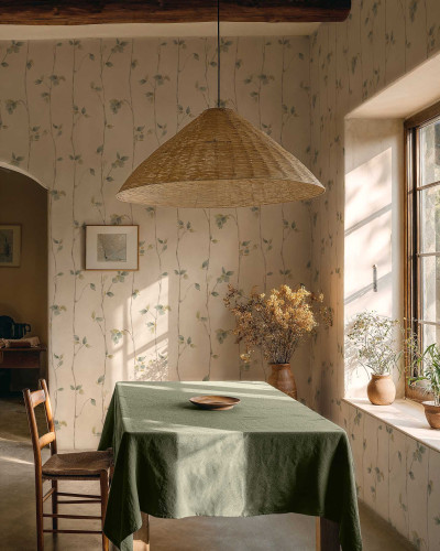 Tapet floral cu crenguțe și frunze delicate în nuanțe de celadon, aplicat pe un perete într-o sufragerie rustică.