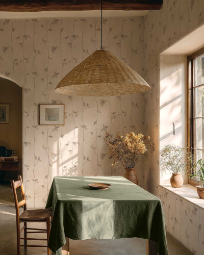 Tapet cu model floral delicat de ramuri și frunze într-o cameră de zi luminoasă