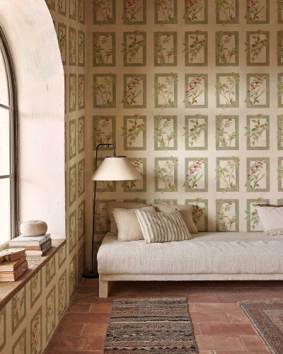 Tapet cu model floral delicat în rame verzi pe fundal crem