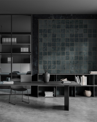 Tapet cu design abstract, inspirat de adâncurile marine, într-un birou modern