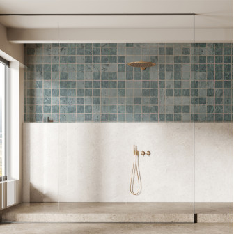 Tapet ceramic albastru în baie