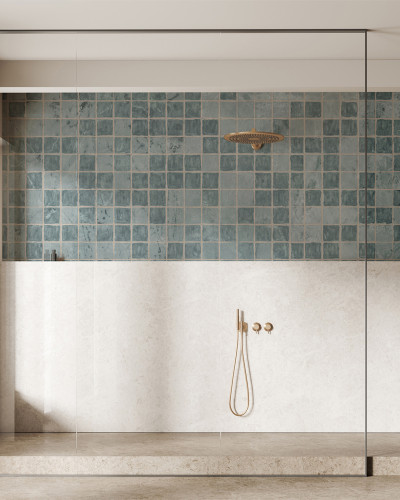 Tapet ceramic albastru în baie