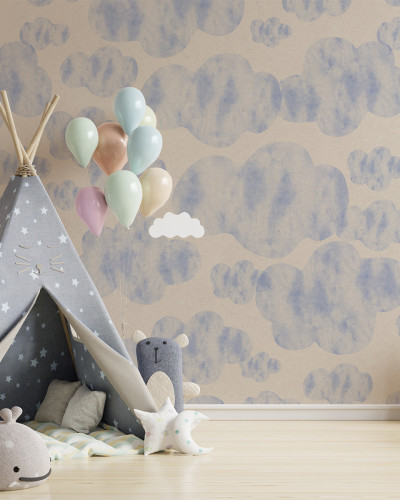 Tapet cu nori într-o cameră de copii decorată cu un cort, baloane și jucării